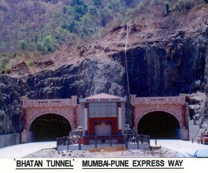  Mum-Pune Express(Tunnel)